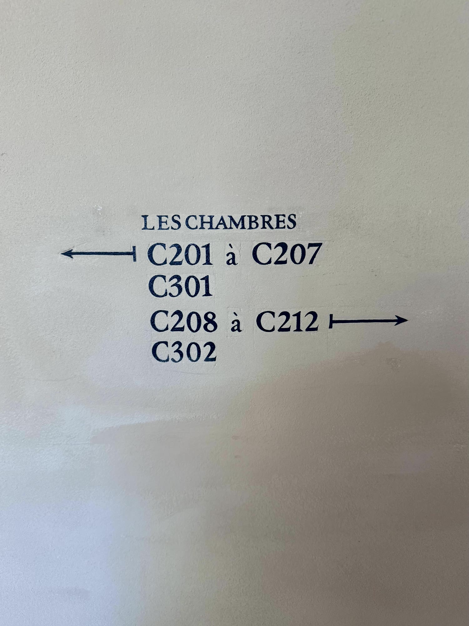 Hand-painted room numbers on lime plaster, Les Chambres, Hôtel du Couvent
