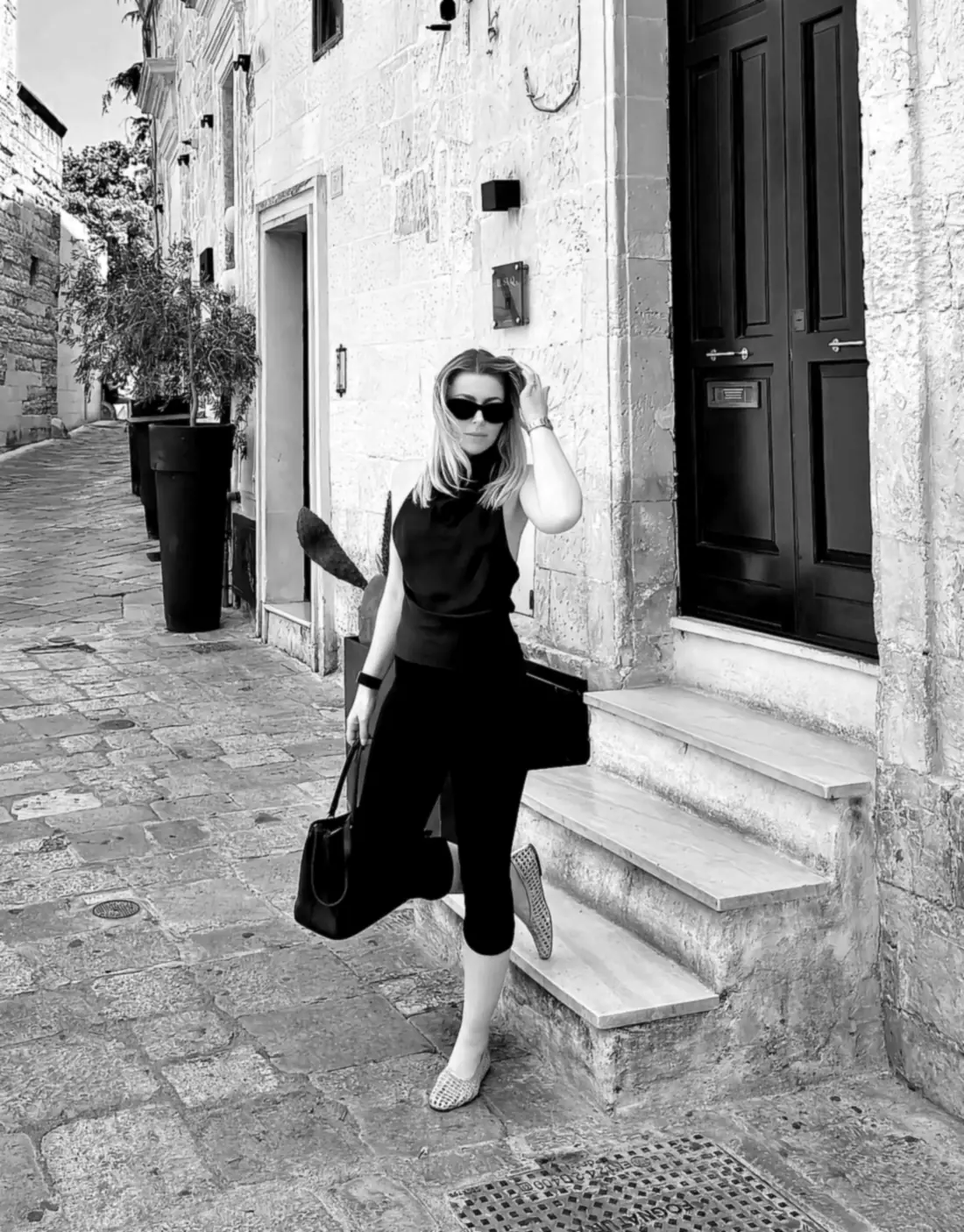 Charlotta Cronborg on the steps of a palazzo in Lecce